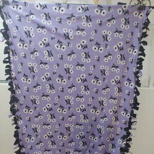 White & Black Daisies Double-Sided Fleece Blanket #13 (46.5in W X 66in L)